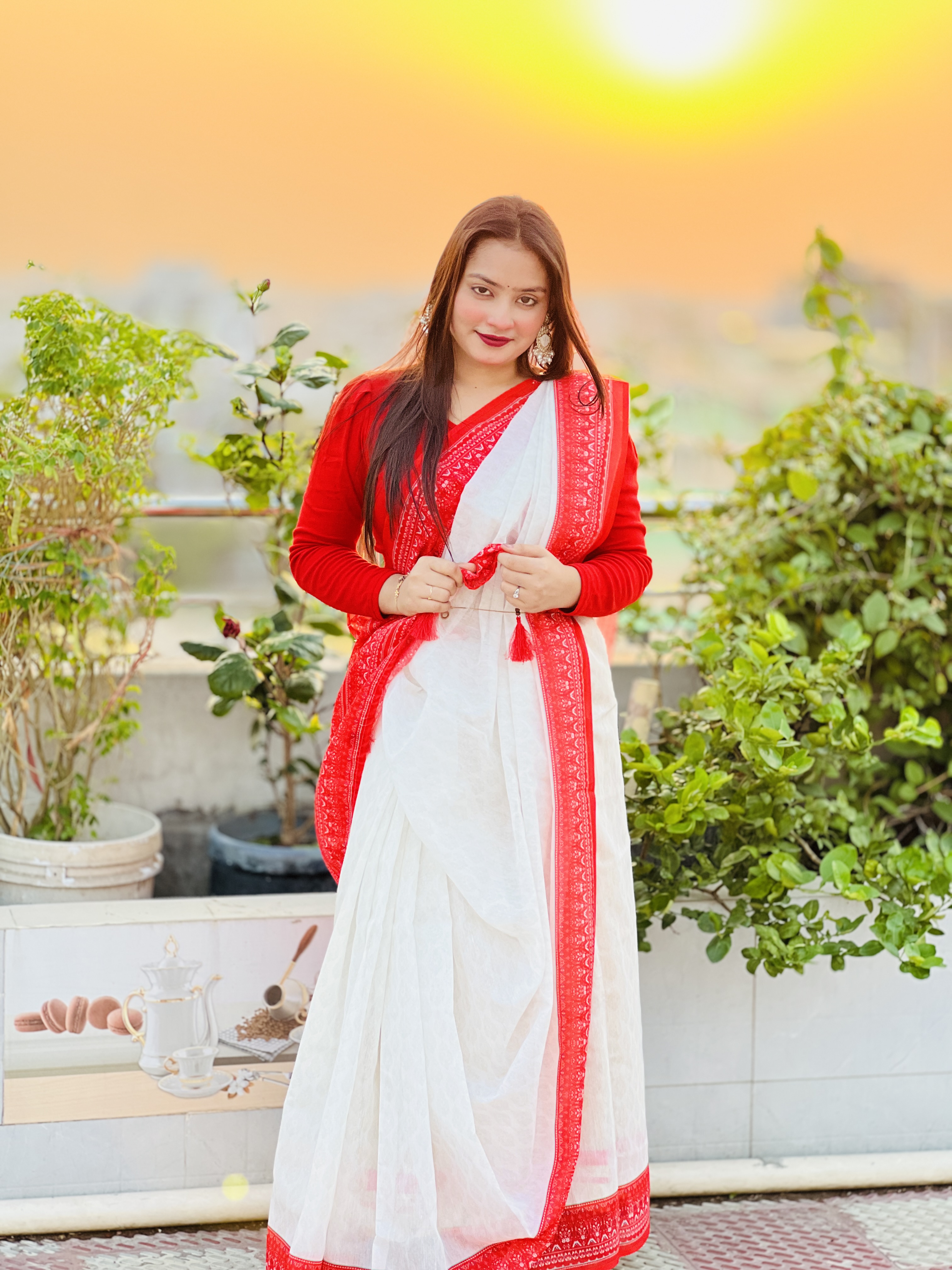 লাল-সাদা এলিগ্যান্স শাড়ি
